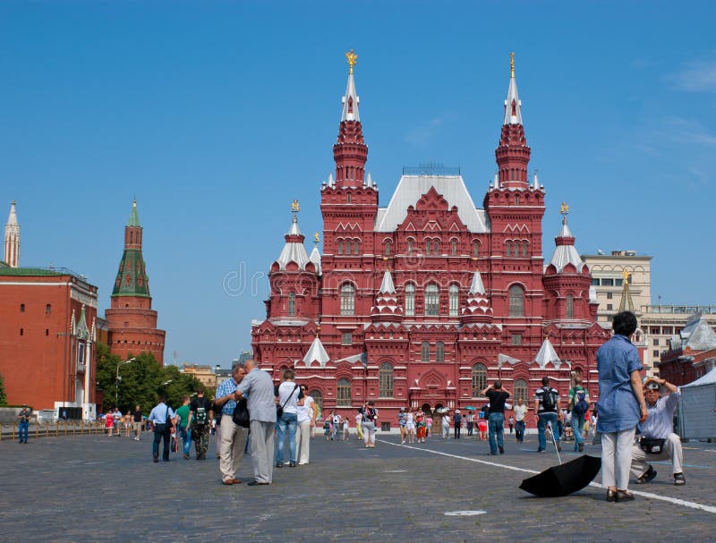 Красное здание на Манежной площади. History Museum and Kremlin's Tower at Red Square in Moscow.. Красная площадь Москва сейчас. Веб камера Москва красная площадь. Веб камера реального времени москва красная площадь