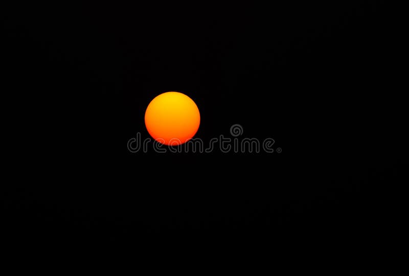 Red Sun: Ánh nắng vàng cam của mặt trời khiến cho bầu trời vàng hoe đầy phù hợp để chụp ảnh. Khám phá những hình ảnh đẹp của mặt trời đỏ rực năm trong những ngày đẹp trời!