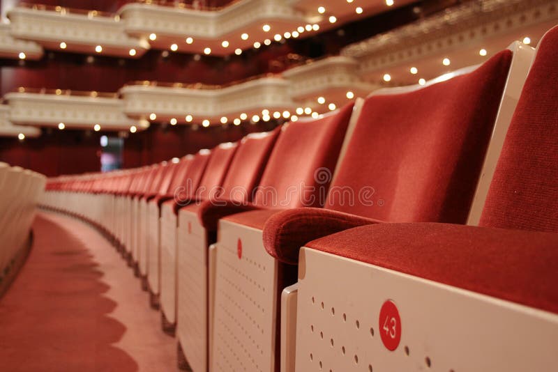 Terciopelo asientos a balcón en viejo teatro.