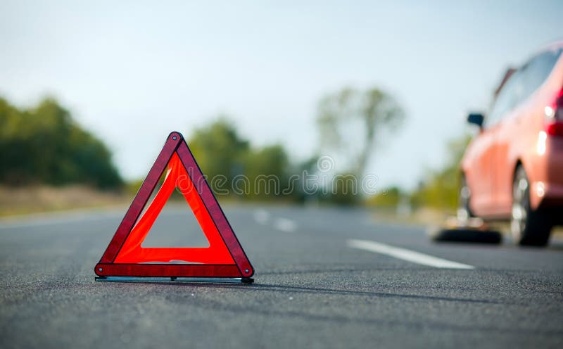 Triangolo rosso di una macchina sulla strada.