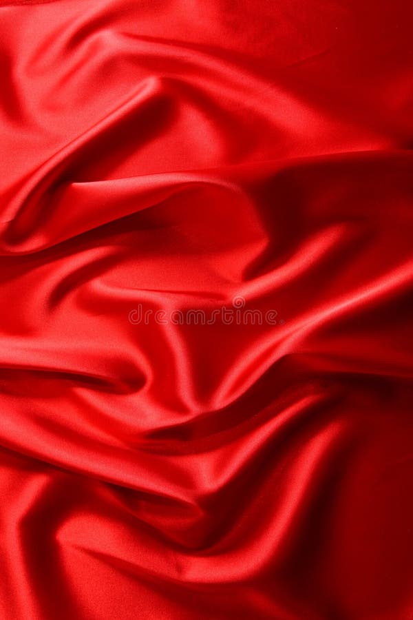 Hãy cùng chiêm ngưỡng hình ảnh với nền đỏ lụa mềm mại như nhung để cảm nhận sự sang trọng và quý phái.