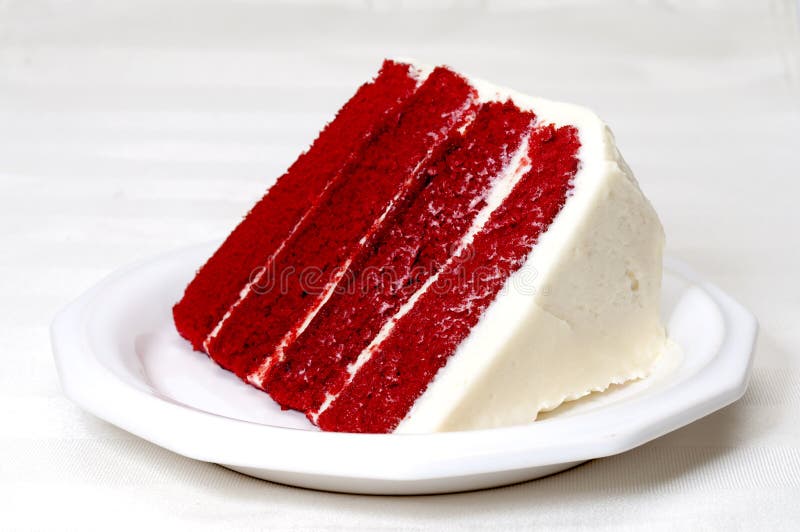 Plátok červené zamatové koláč na tanieri.