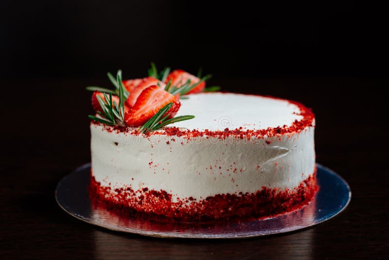 Bánh Red Velvet trên nền đen. Ảnh chụp - Hình ảnh...: Bạn luôn đam mê ẩm thực và muốn tìm một bức ảnh đầy ấn tượng cho món bánh Red Velvet yêu thích? Bức ảnh chụp của chiếc bánh Red Velvet lấp lánh trên nền đen sẽ khiến bạn không thể rời mắt.