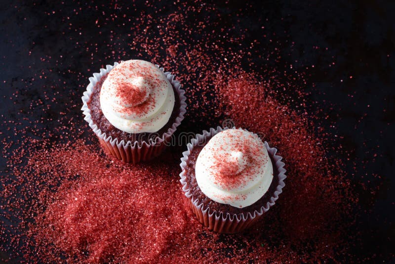Hãy cùng khám phá hương vị đặc biệt của bánh cupcake đỏ velvet bằng những hình ảnh hấp dẫn. Khi chúng được nhuộm màu đỏsang trọng và được ăn kèm với kem tươi, chắc chắn sẽ làm cho bạn muốn thưởng thức ngay lập tức.