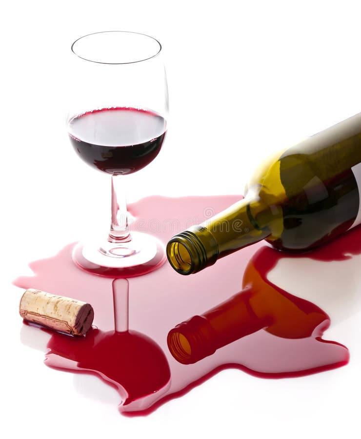 Versato il vino rosso con la bottiglia, il tappo di sughero e un bicchiere di vino.