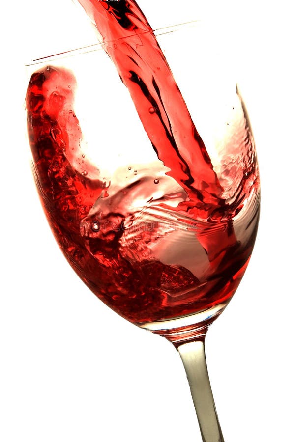 Vino rosso che viene versata in un bicchiere di vino.