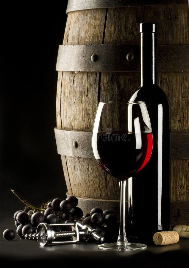 Bicchiere di vino rosso, una bottiglia e botte in legno.