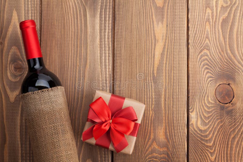 Bottiglia di vino rosso e il giorno di san valentino confezione regalo.