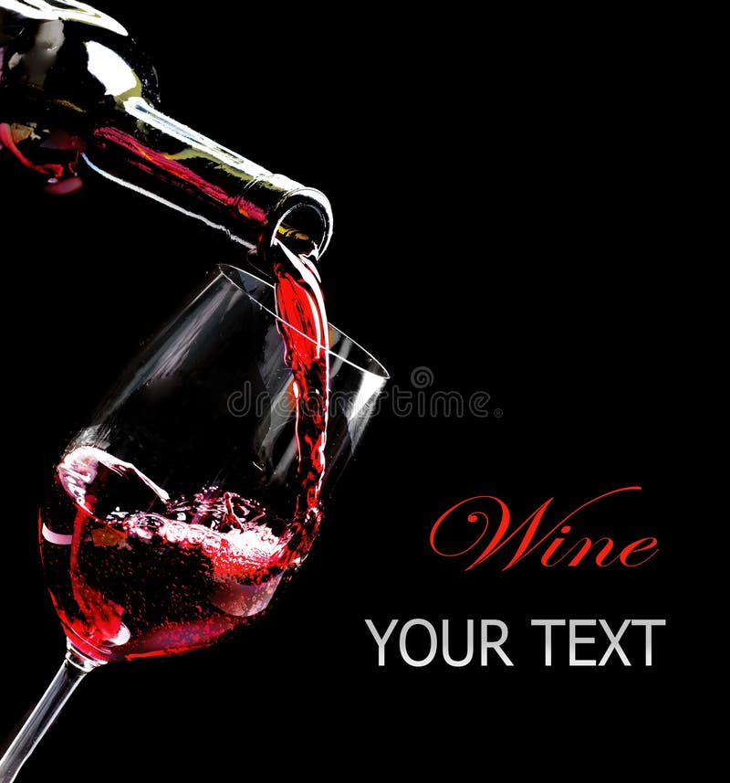 Červené víno naliatí do pohára z fľaše.
