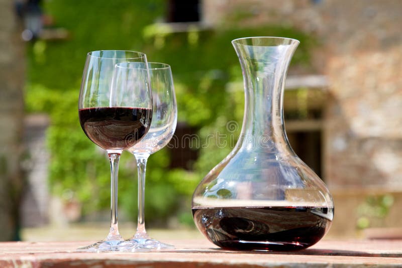 https://thumbs.dreamstime.com/b/red-wine-wine-carafe-two-wine-glasses-old-vineyard-34557450.jpg