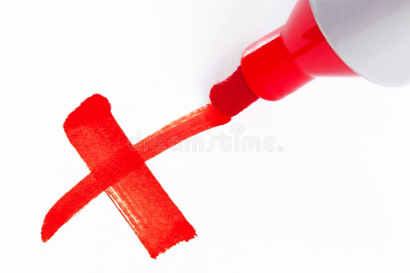 Close-up foto di un grande rosso pennarello pennarello per scrivere una croce X su carta bianca.