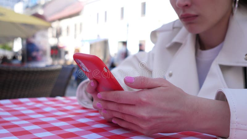 Redactarea mesajului de tip pentru o femeie de afaceri pe mobil stock video