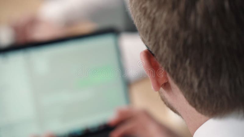 Redactarea unui om de afaceri care tastează documente pe laptop și chat pe mesagerie. bărbat vorbind stock video
