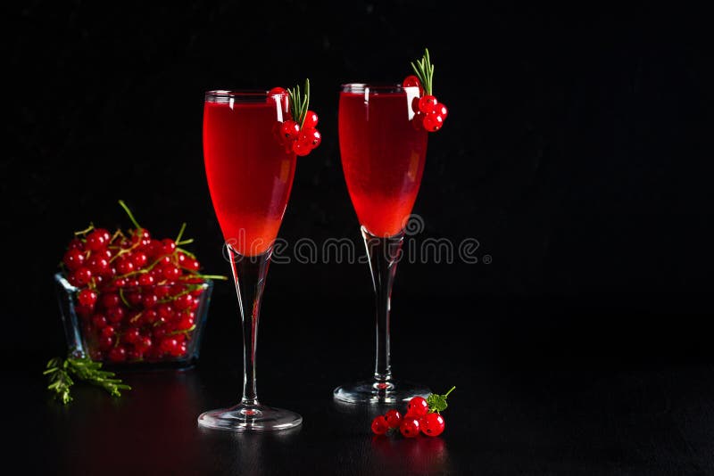 Redcurrant δύο γυαλιών το κρασί πίνει το χυμό που διακοσμείται με το δεντρολίβανο στοκ φωτογραφίες με δικαίωμα ελεύθερης χρήσης Redcurrant δύο γυαλιών το κρασί πίνει το χυμό που διακοσμείται με το δεντρολίβανο στοκ φωτογραφίες με δικαίωμα ελεύθερης χρήσης