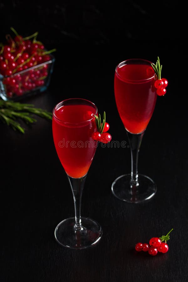 Redcurrant δύο γυαλιών το κρασί πίνει το χυμό που διακοσμείται με το δεντρολίβανο στοκ εικόνες Redcurrant δύο γυαλιών το κρασί πίνει το χυμό που διακοσμείται με το δεντρολίβανο στοκ εικόνες