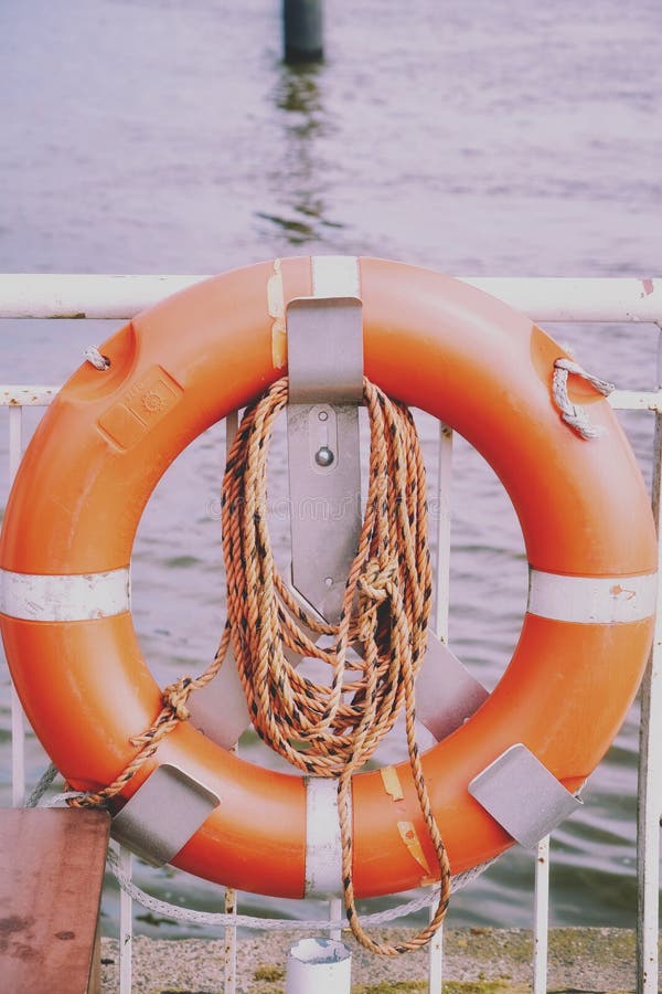 Reddingsboei op de veerbootpijler royalty-vrije stock afbeelding Reddingsboei op de veerbootpijler royalty-vrije stock afbeelding