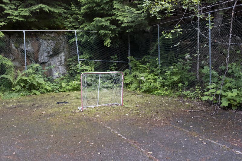 Rede de hóquei no verão em uma quadra abandonada de tênis imagem de stock Rede de hóquei no verão em uma quadra abandonada de tênis imagem de stock