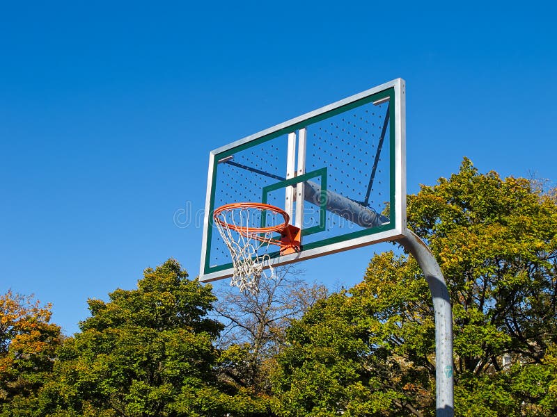 Campo De Basquete Perto De Um Playground Brooklyn Ny Usa Foto Editorial -  Imagem de blecaute, cidade: 251140546