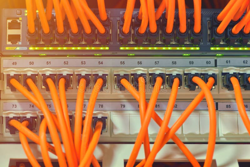 Rede informática da tecnologia da informação, cabos ethernet da telecomunicação conectados ao interruptor do Internet imagem de stock royalty free Rede informática da tecnologia da informação, cabos ethernet da telecomunicação conectados ao interruptor do Internet imagem de stock royalty free