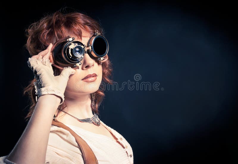 Redhair steampunkkvinna med skyddsglasögon royaltyfri fotografi Redhair steampunkkvinna med skyddsglasögon royaltyfri fotografi