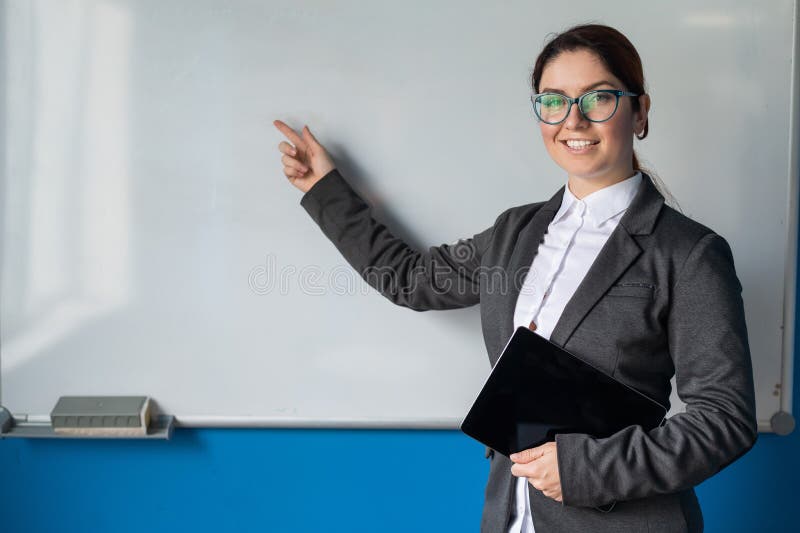 учительница. объятия учителя и ученика. учителей носим на руках. девушка учитель. новенький в классе.