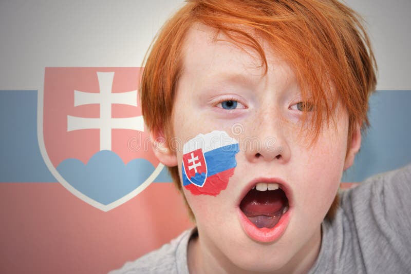 Červenovláska fanúšička so slovenskou vlajkou namaľovanou na tvári