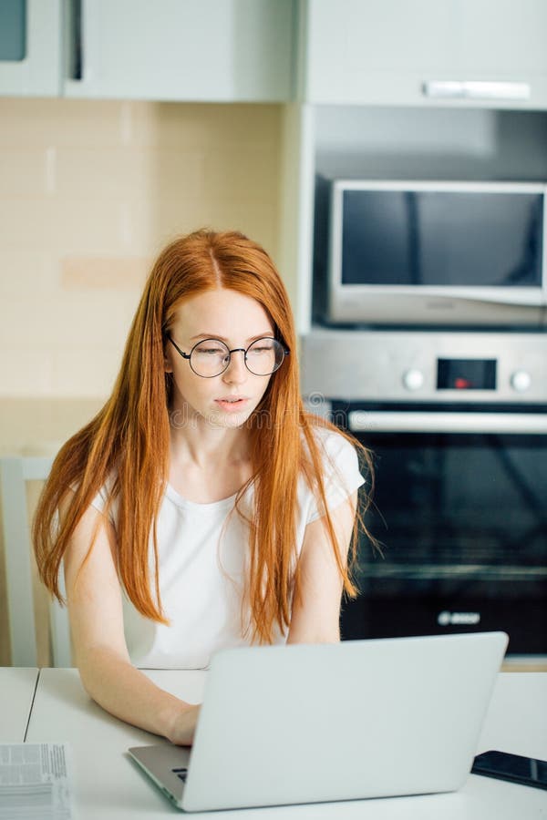 Redhead γυναίκα που χρησιμοποιεί το φορητό προσωπικό υπολογιστή female laptop working στοκ εικόνες Redhead γυναίκα που χρησιμοποιεί το φορητό προσωπικό υπολογιστή female laptop working στοκ εικόνες