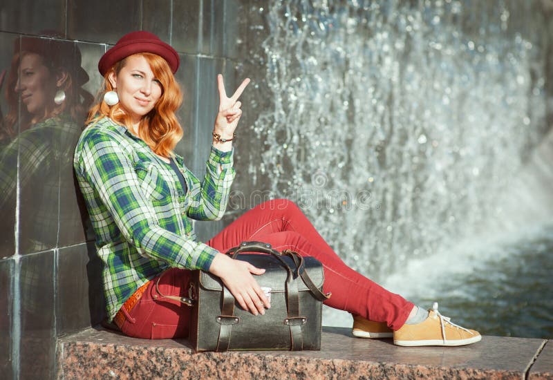 Redhead κορίτσι Hipster που παρουσιάζει χειρονομία νίκης στοκ εικόνες Redhead κορίτσι Hipster που παρουσιάζει χειρονομία νίκης στοκ εικόνες