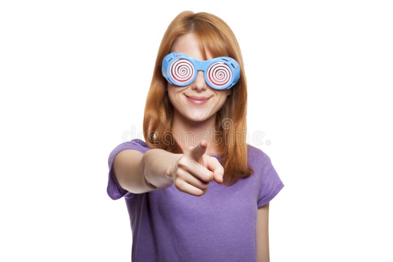 Redheadmädchen mit lustigen Gläsern lizenzfreies stockfoto Redheadmädchen mit lustigen Gläsern lizenzfreies stockfoto