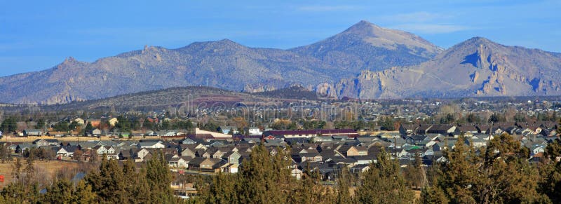 La città di Redmond, Oregon, è visto qui a Forcella Corno Butte, un promontorio nell'angolo sud-ovest di città che si è sviluppata in una suddivisione residenziale.