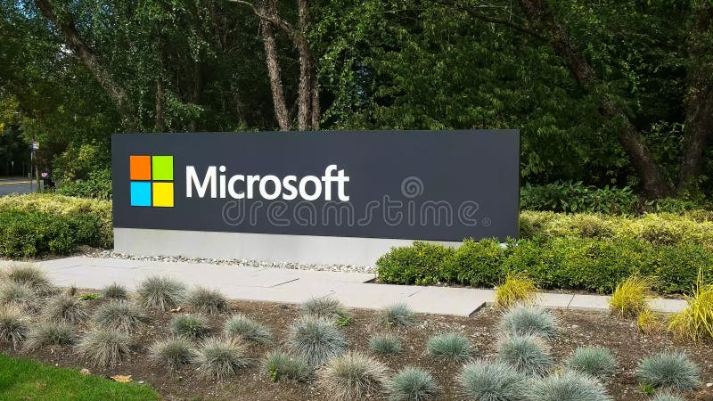 REDMOND WASHINGTON, USA SEPTEMBER 3, 2015: yttre sikt av det microsoft tecknet på gatan i redmond royaltyfria bilder REDMOND WASHINGTON, USA SEPTEMBER 3, 2015: yttre sikt av det microsoft tecknet på gatan i redmond royaltyfria bilder