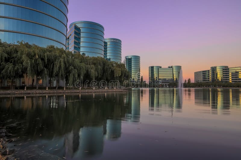 Redwood Shores, Калифорния - 22-ое сентября 2018: Штабы и озеро Oracle с небесами захода солнца стоковая фотография rf Redwood Shores, Калифорния - 22-ое сентября 2018: Штабы и озеро Oracle с небесами захода солнца стоковая фотография rf