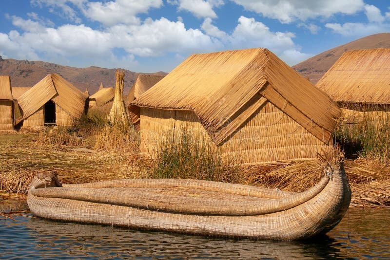 Capanne di canne e barca alle Isole galleggianti degli Uros sul Lago Titicaca, in Perù.