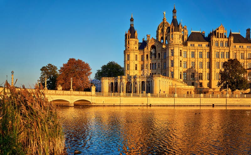 Reed am See mit Schloss Schwerin im Hintergrund Deutschland lizenzfreies stockfoto Reed am See mit Schloss Schwerin im Hintergrund Deutschland lizenzfreies stockfoto