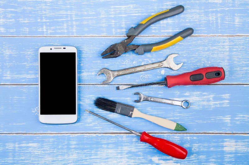 Reeks hulpmiddelen van de reparatiehand op witte houten achtergrond met smartph royalty-vrije stock foto's Reeks hulpmiddelen van de reparatiehand op witte houten achtergrond met smartph royalty-vrije stock foto's
