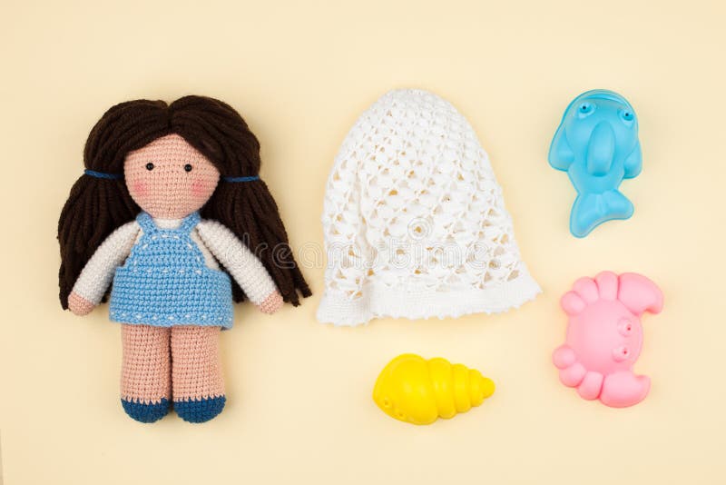 Reeks - kinderen ` s Panama, speelgoed voor zand, amigurumipoppen met bruin haar Het concept vakanties, spelen in kleuterschool royalty-vrije stock foto's Reeks - kinderen ` s Panama, speelgoed voor zand, amigurumipoppen met bruin haar Het concept vakanties, spelen in kleuterschool royalty-vrije stock foto's