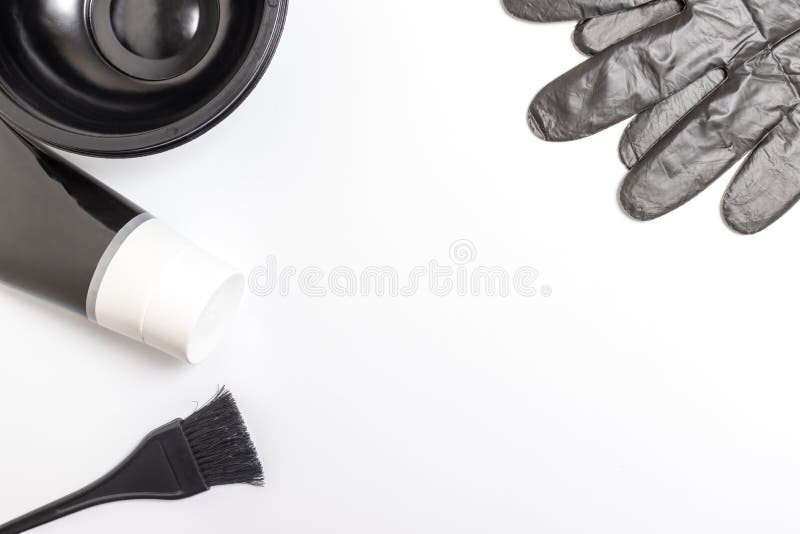 Reeks professionele zwarte kapperhulpmiddelen om haar te kleuren - bleek borstel, kom, handschoenen en buis het kleuren van mater royalty-vrije stock foto Reeks professionele zwarte kapperhulpmiddelen om haar te kleuren - bleek borstel, kom, handschoenen en buis het kleuren van mater royalty-vrije stock foto