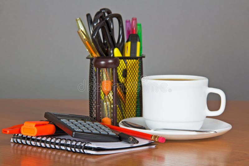 Reeks van bureaulevering in steun en koffie royalty-vrije stock foto's