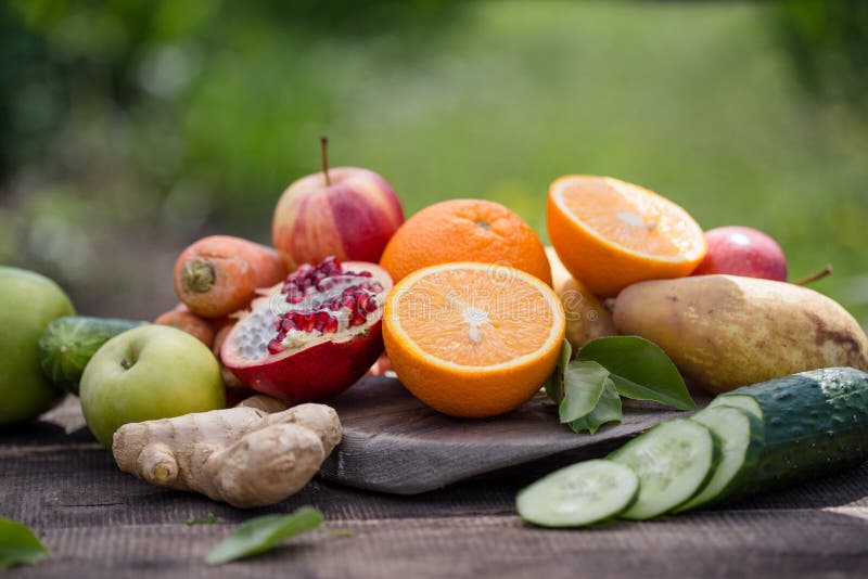 Reeks van de tropische vruchten kleurrijke en verse zomer, gezond voedsel velen rijp die fruit op groene natuurlijke achtergrond stock fotografie Reeks van de tropische vruchten kleurrijke en verse zomer, gezond voedsel velen rijp die fruit op groene natuurlijke achtergrond stock fotografie