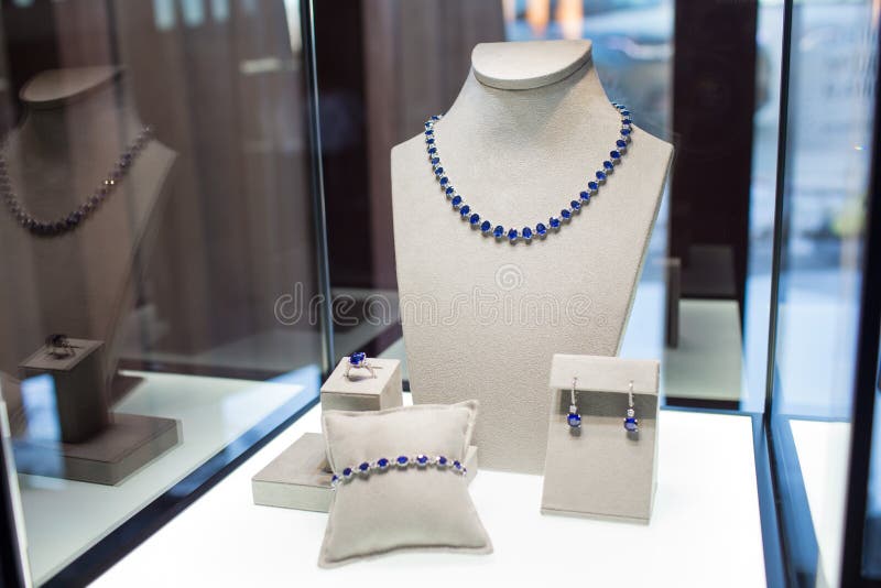 Reeks van juwelen met arduinstenen: halsband, armband, ring en oorringen royalty-vrije stock foto Reeks van juwelen met arduinstenen: halsband, armband, ring en oorringen royalty-vrije stock foto