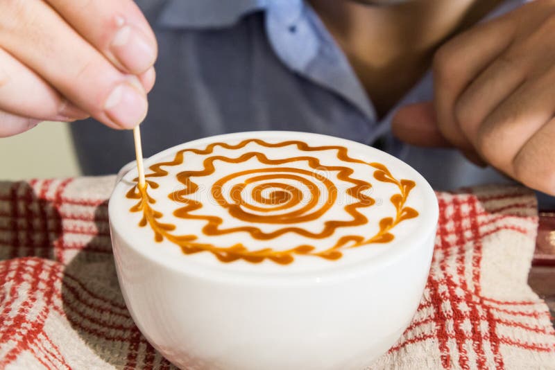 Reeks van persoon die koffie met art. verfraaien royalty-vrije stock foto's Reeks van persoon die koffie met art. verfraaien royalty-vrije stock foto's
