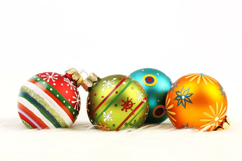 Reeks van vier kleurrijke Kerstmisballen op witte achtergrond