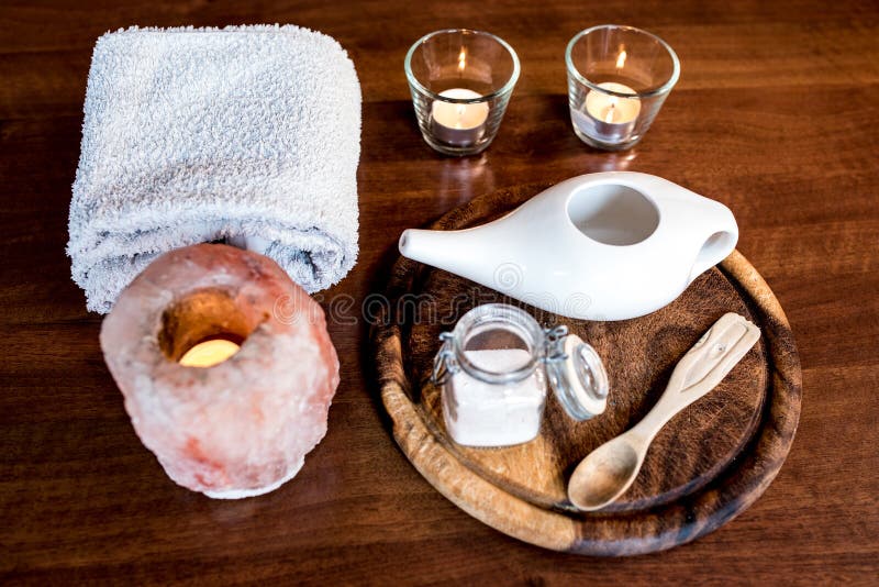 Reeks voor het gebruik van netipot, ayurvedic systeem om neus schoon te maken royalty-vrije stock afbeeldingen Reeks voor het gebruik van netipot, ayurvedic systeem om neus schoon te maken royalty-vrije stock afbeeldingen