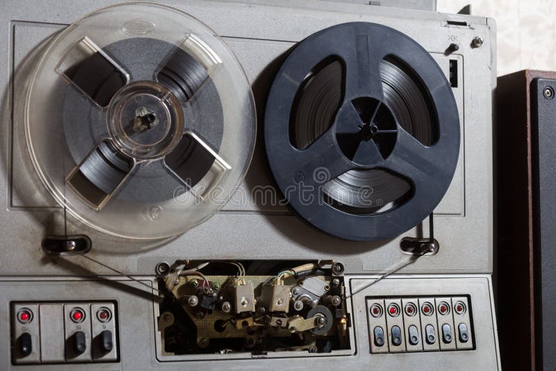 https://thumbs.dreamstime.com/b/reel-to-player-old-recorder-magnetic-tape-128876710.jpg