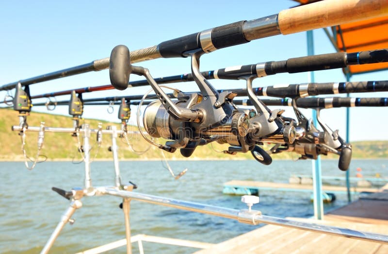 https://thumbs.dreamstime.com/b/reels-rods-special-stand-bite-alarms-jetty-sunny-day-34289966.jpg