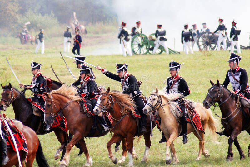 Reenactors одело по мере того как нападение солдат наполеоновской войны стоковое изображение Reenactors одело по мере того как нападение солдат наполеоновской войны стоковое изображение
