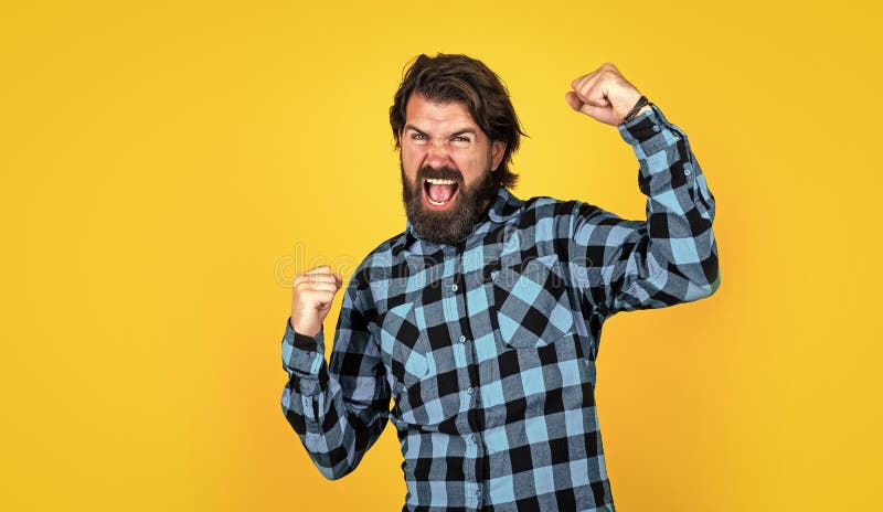 Homem de camisa xadrez casual homem bonito com barba e