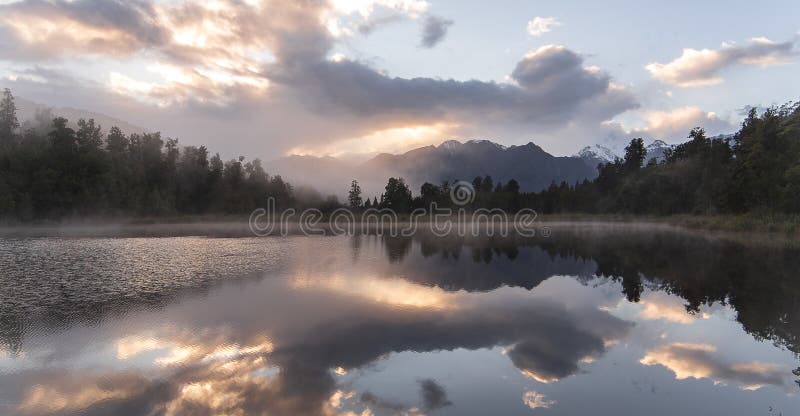 Refection de vue de lac new Zealand avec le ciel de lever de soleil de matin images libres de droits