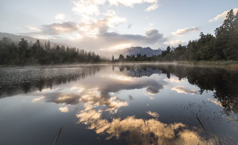 Refection van de het meermening van Nieuw Zeeland met de hemel van de ochtendzonsopgang stock foto Refection van de het meermening van Nieuw Zeeland met de hemel van de ochtendzonsopgang stock foto