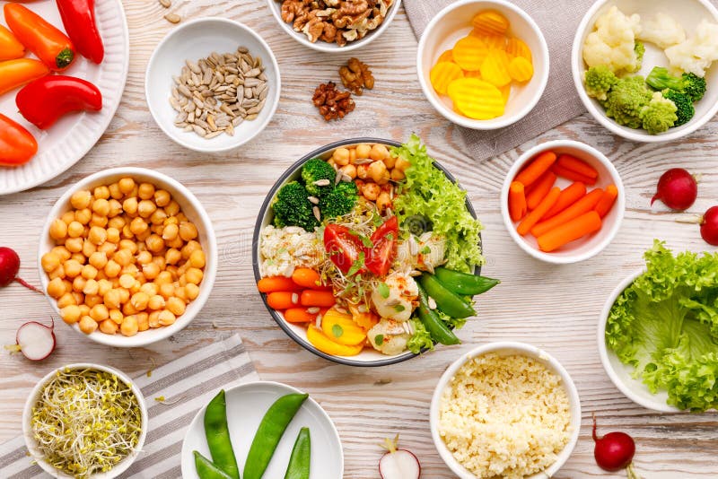 Refeição da bacia da Buda, a saudável e a equilibrada do vegetariano, salada fresca com uma variedade de vegetais, conceito saudá imagens de stock Refeição da bacia da Buda, a saudável e a equilibrada do vegetariano, salada fresca com uma variedade de vegetais, conceito saudá imagens de stock